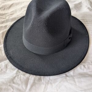 Serra Elegant Black Hat